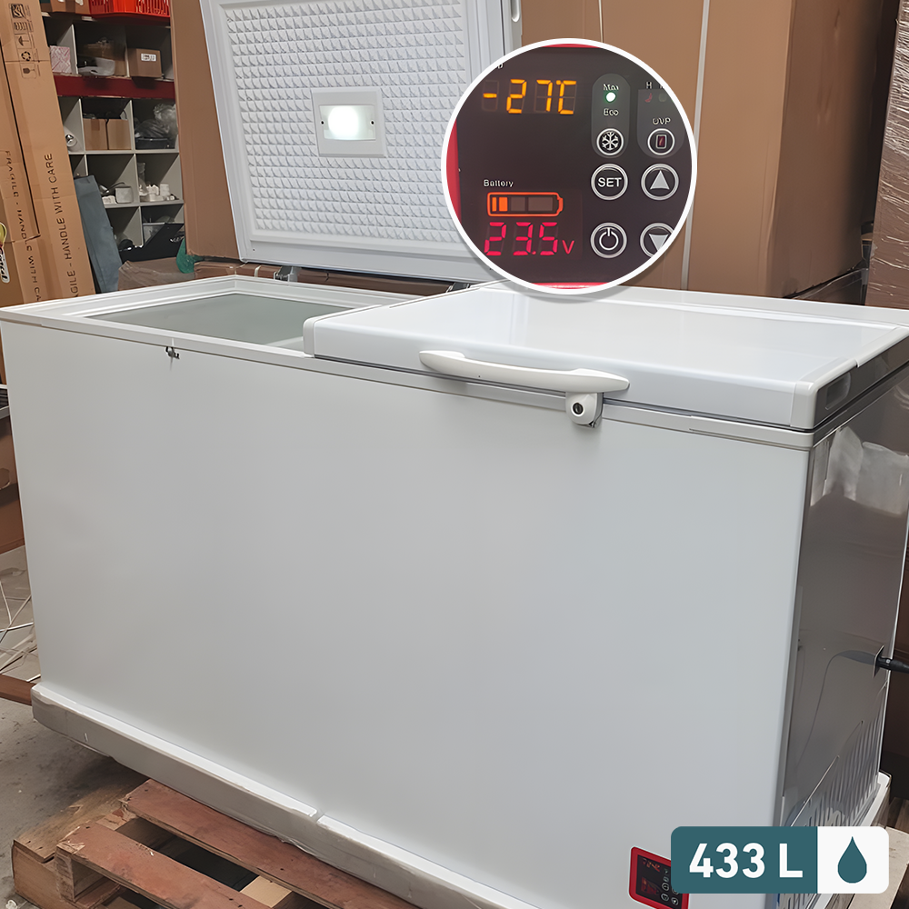 433L Chest Freezer with Digital Display – A 433L white chest freezer with a digital temperature control panel displaying -27°C and 23.5V battery voltage, placed on a wooden pallet.