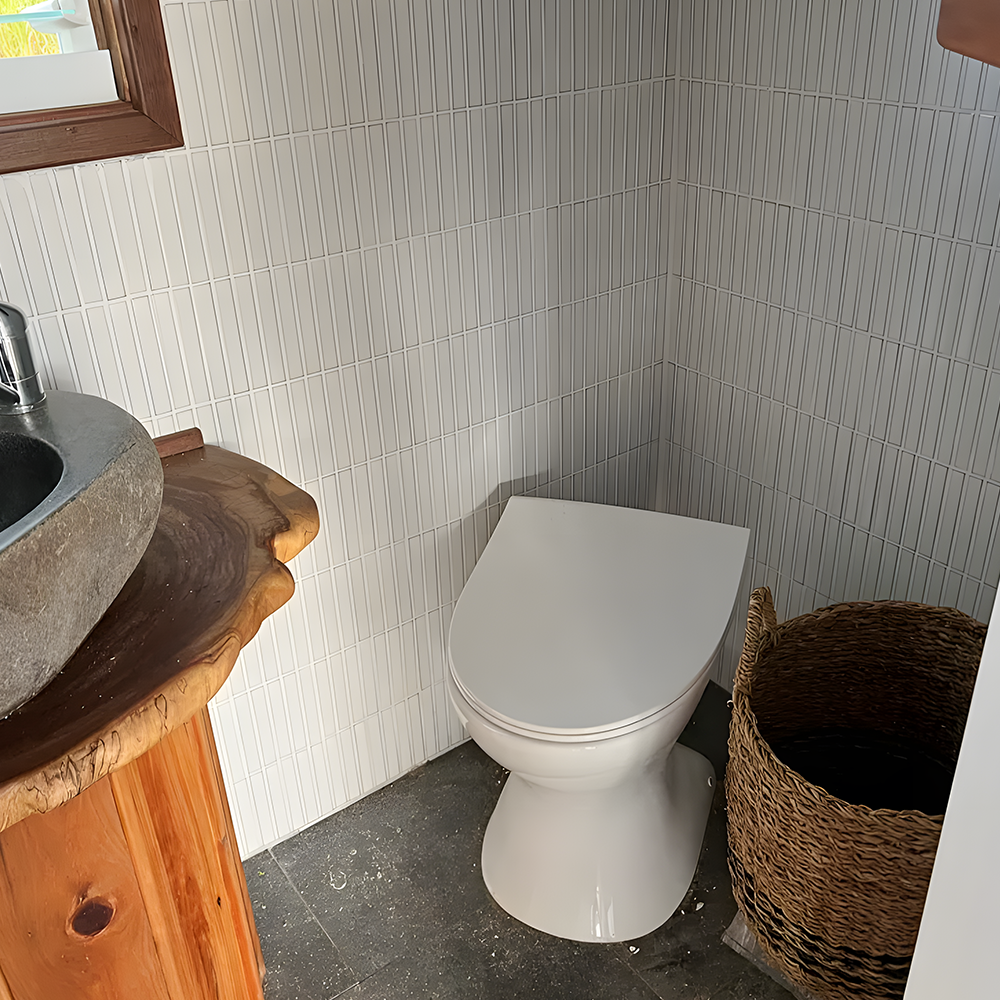 Composting toilet agitator system – A close-up of the toilet’s waste mixing mechanism, featuring an agitator handle.